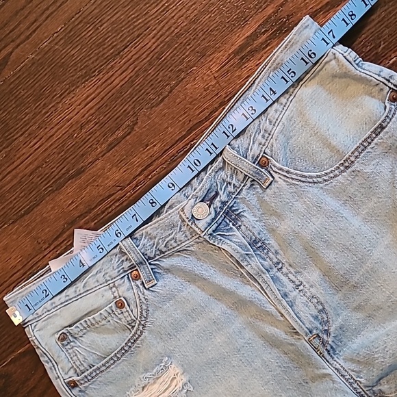 Levi's 501 Women's W32 Light Wash Button Fly Distressed Blue Jean Denim Shorts - Picture 11 of 16